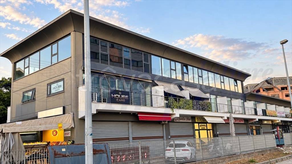 appartamento in vendita a Pomezia in zona Campo Bello