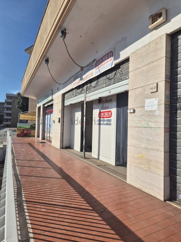 locale commerciale in vendita a Pomezia in zona Campo Bello