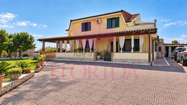 casa indipendente in vendita a Pomezia