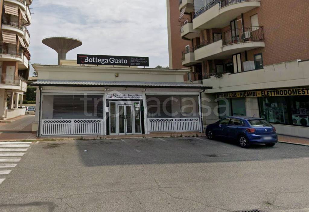 locale commerciale in vendita a Pomezia in zona Campo Bello