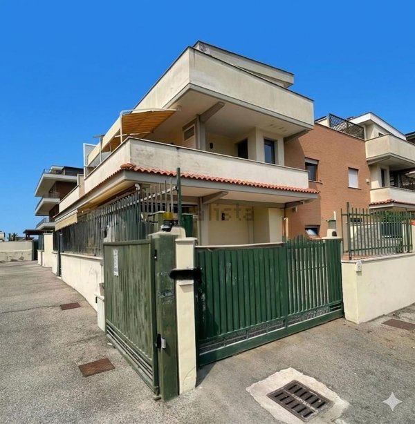 appartamento in vendita a Pomezia in zona Campo Bello