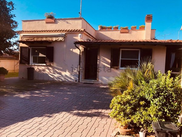 casa indipendente in vendita a Pomezia in zona Torvaianica Alta