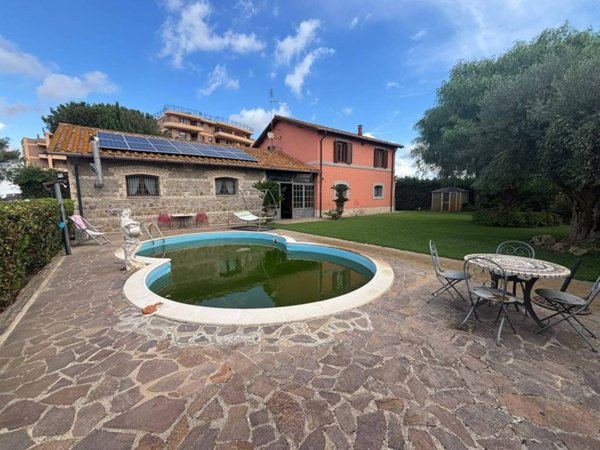 casa indipendente in vendita a Pomezia in zona Santa Palomba