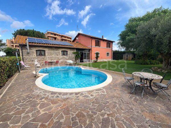 casa indipendente in vendita a Pomezia in zona Santa Palomba