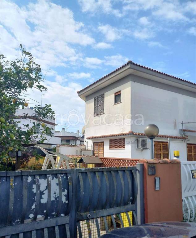 appartamento in vendita a Pomezia in zona Torvaianica