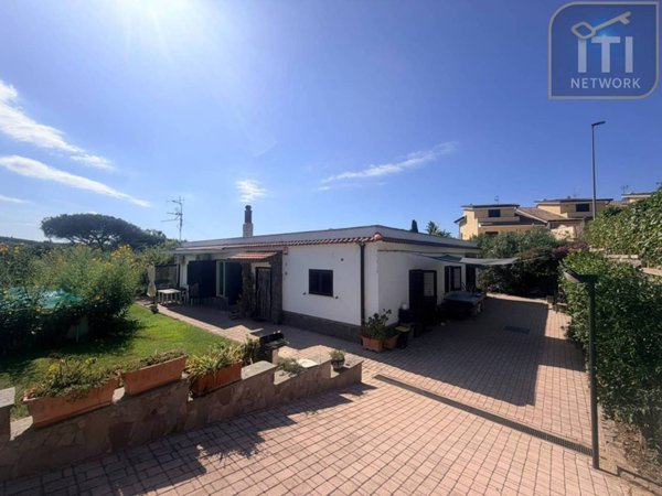 casa indipendente in vendita a Pomezia in zona Campo Jemini