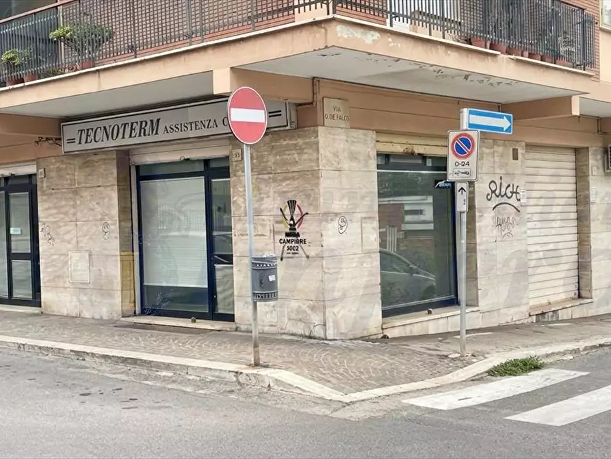 locale commerciale in vendita a Pomezia in zona Campo Bello
