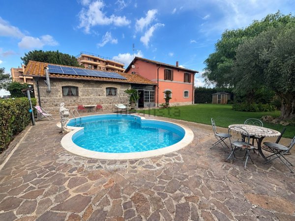 casa indipendente in vendita a Pomezia in zona Santa Palomba