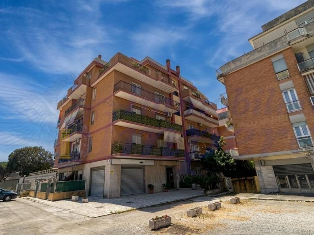 appartamento in vendita a Pomezia in zona Torvaianica