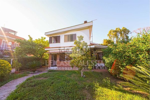 casa indipendente in vendita a Pomezia in zona Torvaianica