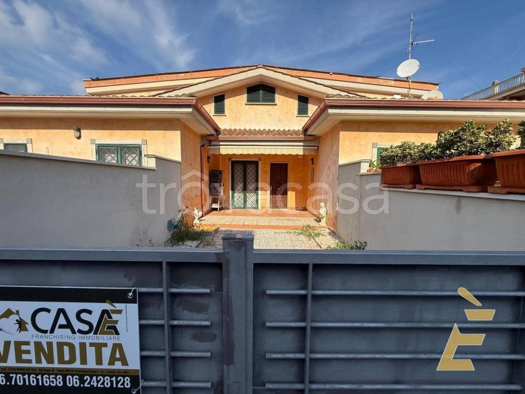 casa indipendente in vendita a Pomezia in zona Torvaianica