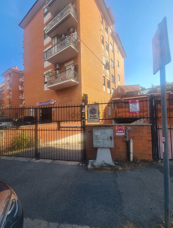 box auto in vendita a Pomezia in zona Campo Bello