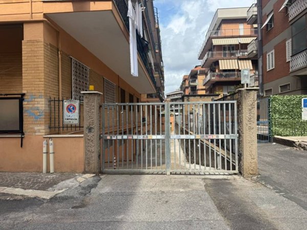 locale di sgombero in vendita a Pomezia