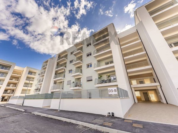appartamento in vendita a Pomezia in zona Pratica di Mare