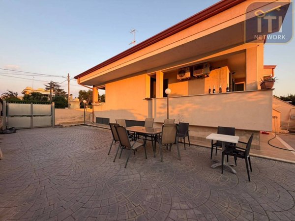 casa indipendente in vendita a Pomezia in zona Torvaianica Alta