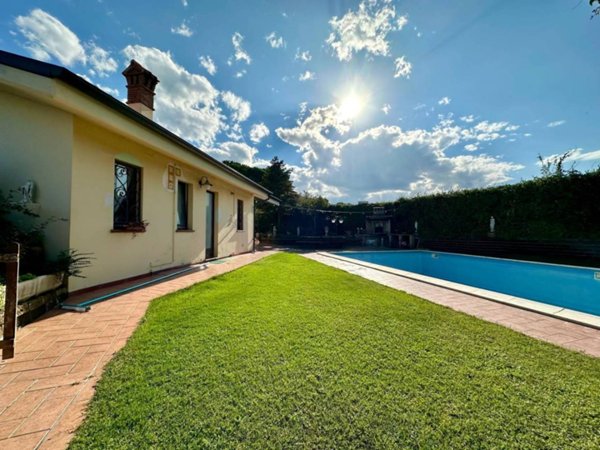 casa indipendente in vendita a Pomezia in zona Campo Bello