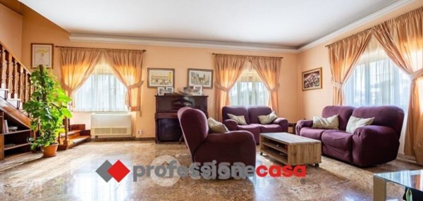 casa indipendente in vendita a Pomezia in zona Torvaianica