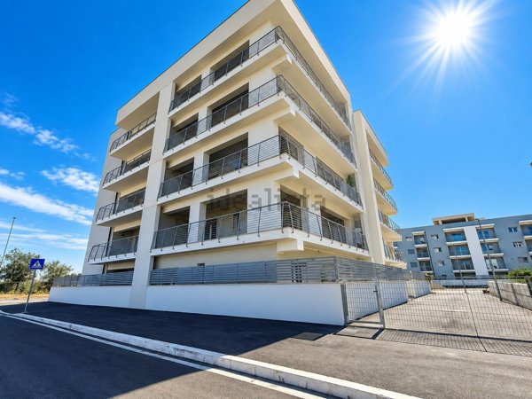 appartamento in vendita a Pomezia in zona Pratica di Mare