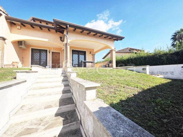 casa indipendente in vendita a Pomezia in zona Macchiozza