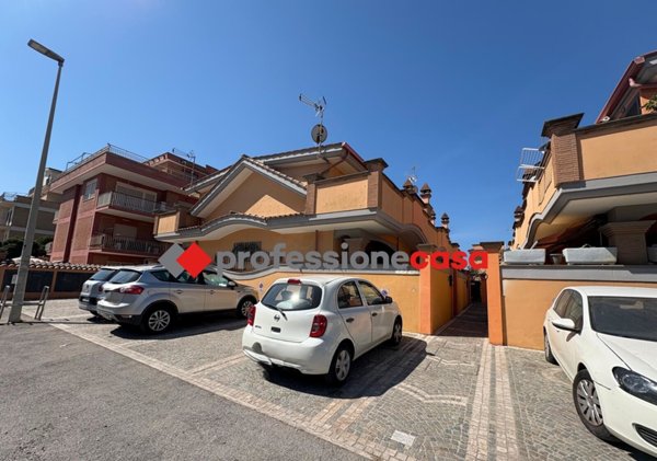 casa indipendente in vendita a Pomezia in zona Torvaianica