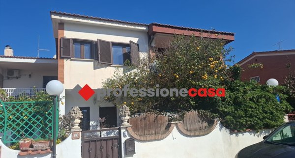 casa indipendente in vendita a Pomezia in zona Torvaianica