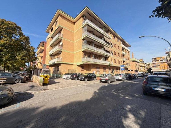 appartamento in vendita a Pomezia in zona Campo Bello