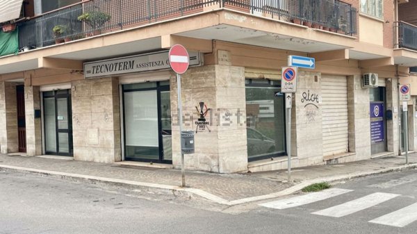 locale commerciale in vendita a Pomezia in zona Campo Bello