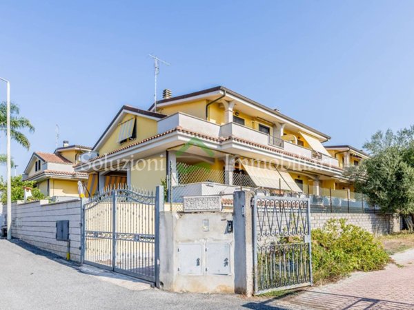 casa indipendente in vendita a Pomezia in zona Torvaianica