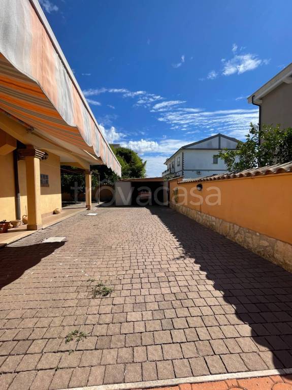 casa indipendente in vendita a Pomezia in zona Torvaianica Alta