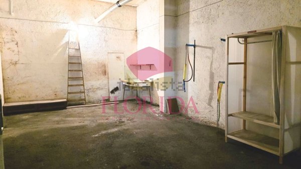 locale di sgombero in vendita a Pomezia in zona Torvaianica