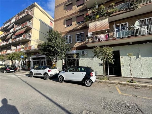 locale commerciale in vendita a Pomezia