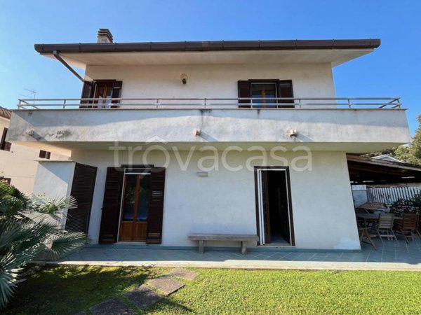 casa indipendente in vendita a Pomezia in zona Torvaianica