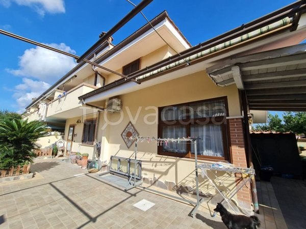 casa indipendente in vendita a Pomezia in zona Torvaianica