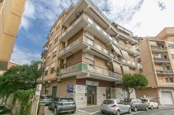 locale commerciale in vendita a Pomezia in zona Campo Bello