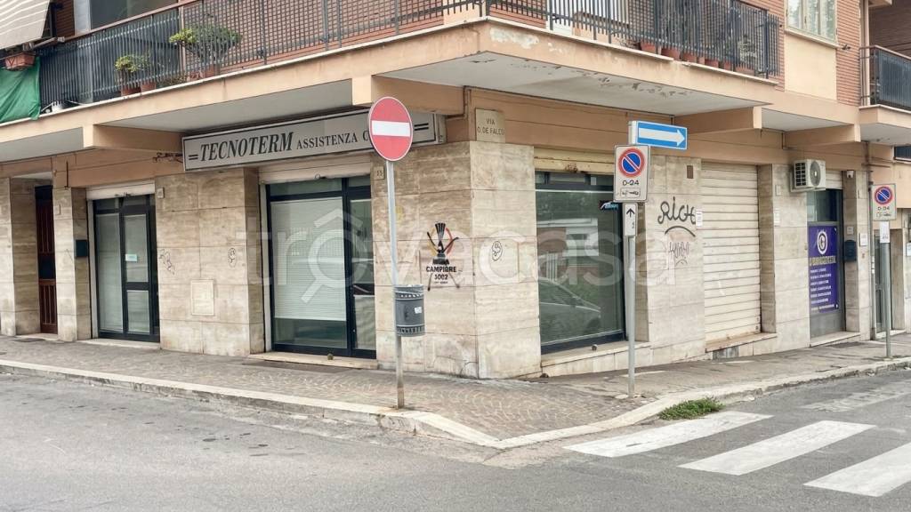 locale commerciale in vendita a Pomezia in zona Campo Bello