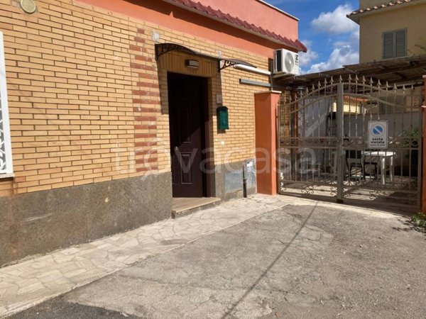 casa indipendente in vendita a Pomezia in zona Torvaianica