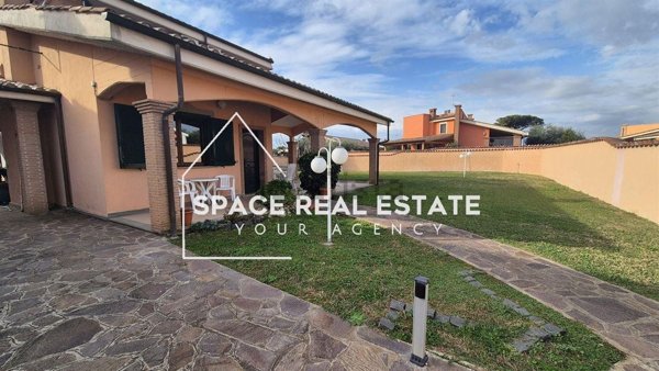 casa indipendente in vendita a Pomezia in zona Macchiozza