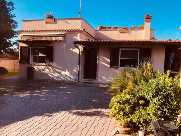 casa indipendente in vendita a Pomezia in zona Torvaianica Alta