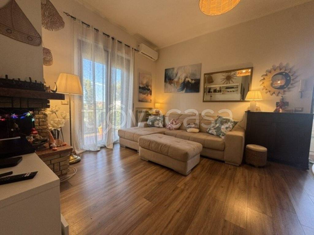 casa indipendente in vendita a Pomezia in zona Torvaianica