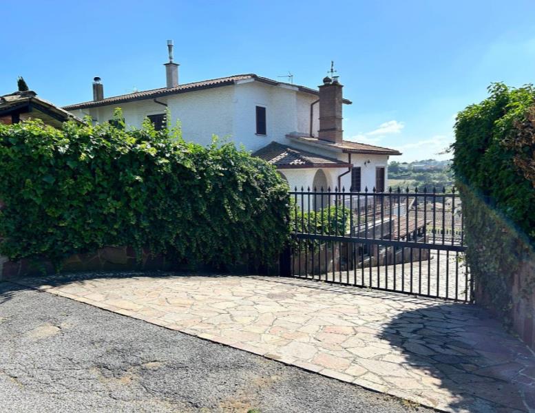 casa indipendente in vendita a Riano