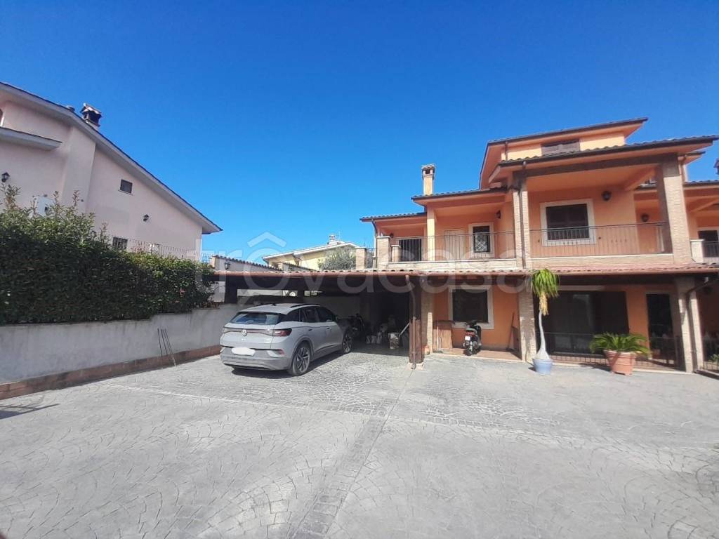 casa indipendente in vendita a Riano