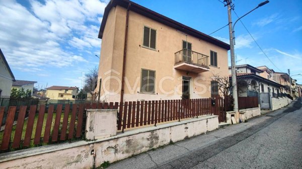 casa indipendente in vendita a Riano