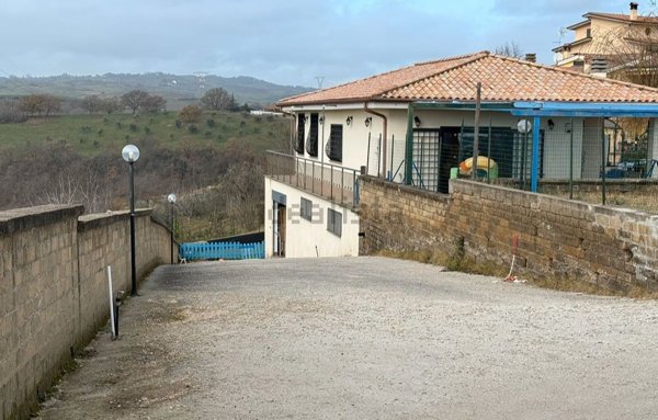 locale commerciale in vendita a Riano
