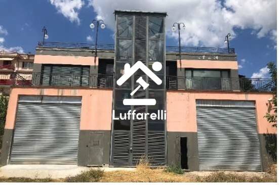 locale commerciale in vendita a Riano