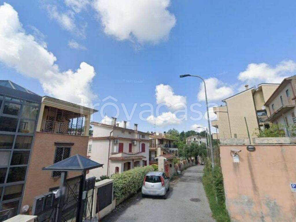 locale commerciale in vendita a Riano