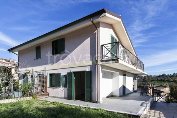 casa indipendente in vendita a Riano