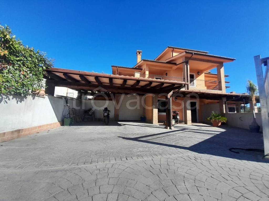 casa indipendente in vendita a Riano