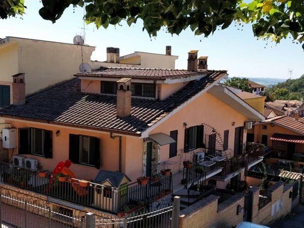 casa indipendente in vendita a Riano