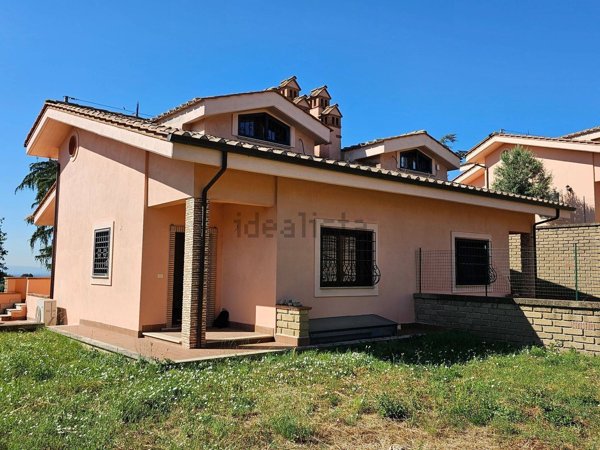 casa indipendente in vendita a Riano