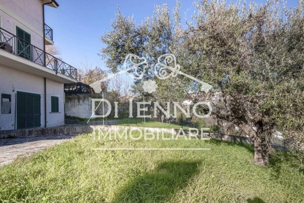 casa indipendente in vendita a Riano